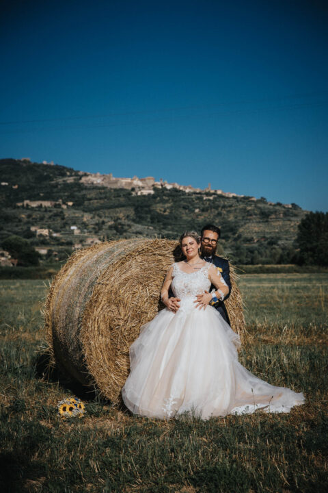Matrimonio a Cortona in un campo di grano
