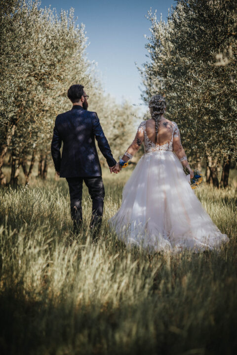 Sposi tra gli oliveti nella campagna di Cortona