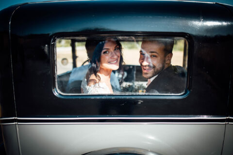 Nico e Gioia nell'auto da matrimonio